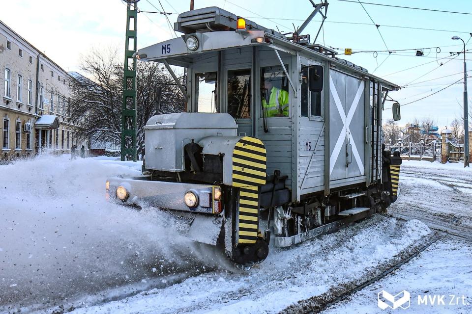 Muzeális, 115 éves villamos is dolgozik a hóeltakarításon Miskolcon